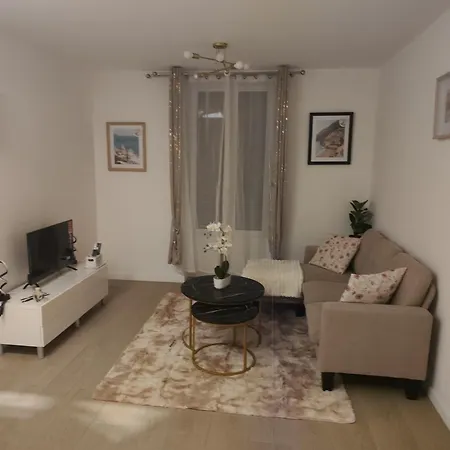 Labulle Cozy, Air-conditioned Duplex Near Paris