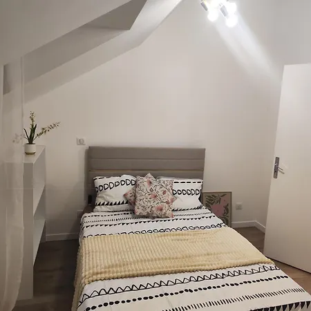 Labulle Cozy, Air-conditioned Duplex Near Paris Apartment